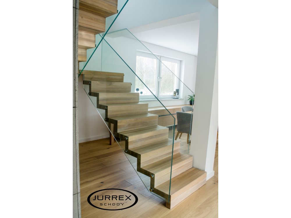 schody dywanowe z balustradą szklaną
